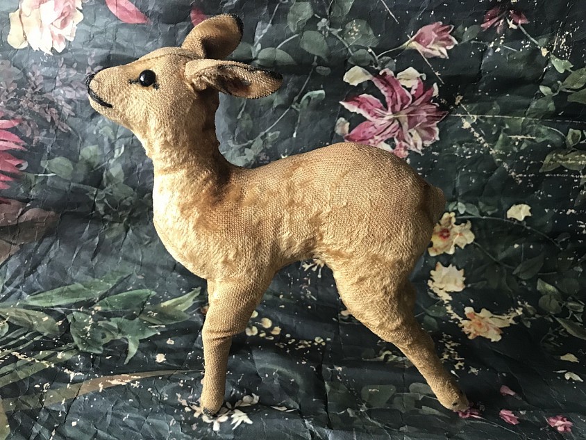 Sweet Steiff fawn with ff button “ long. Loved & Lovely. Found on page  of the sortiment book.  ~ $ 245 postage paid within the US. International buyers please contact me for your postage cost